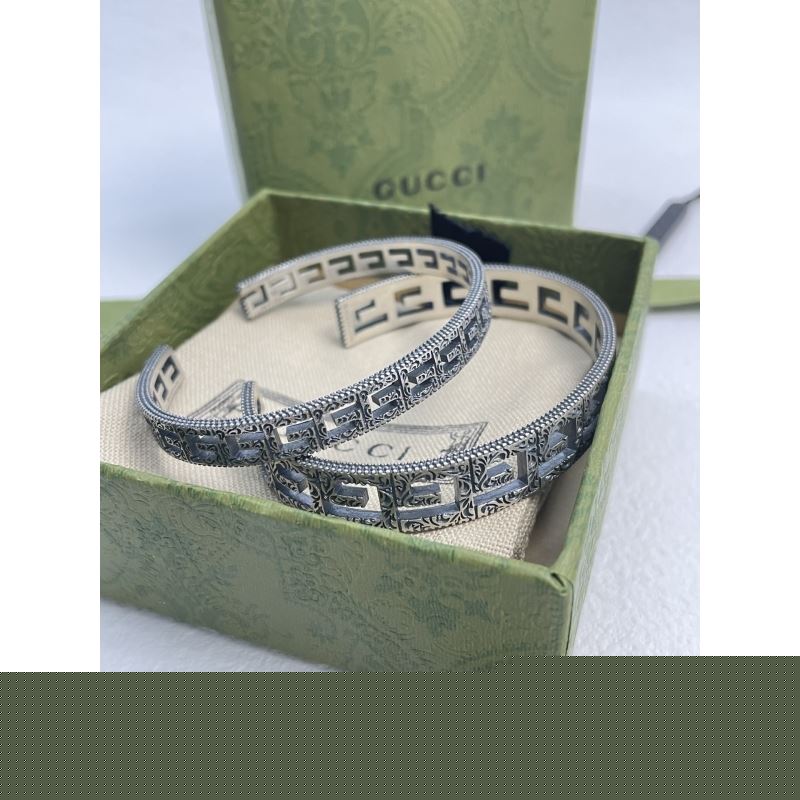 G*u*i bracelets